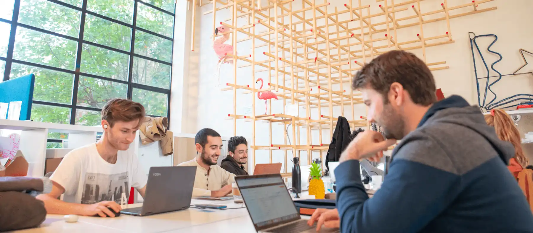 Startupeurs qui travaillent sur leur ordinateur dans l'espace de l'incubateur de Matrice